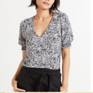 Evereve v neck puff sleeve